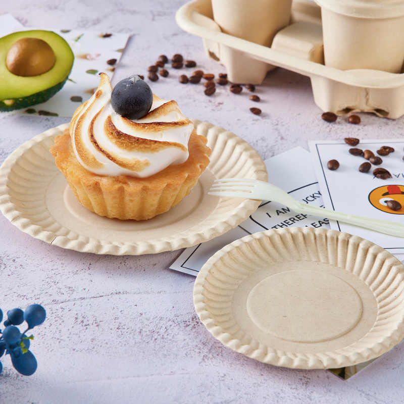 Disposable bamboo tableware with a cupcake on it