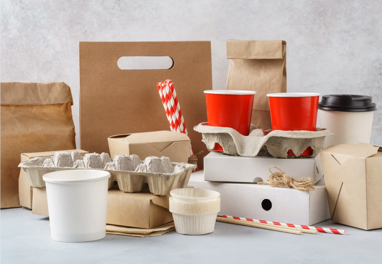 eco-friendly disposable tableware, a variety of eco-friendly packaging materials including cups, boxes, and straws